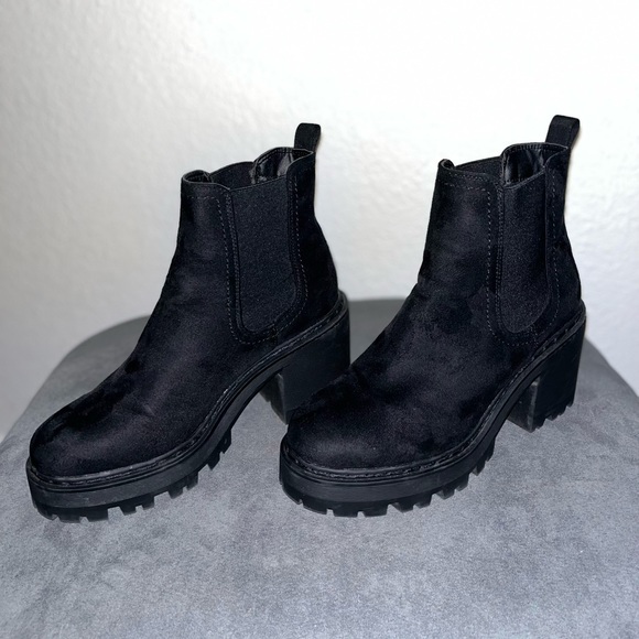 Platform heel boots in black suede size 7. Worn twice, Good condition OBO - Picture 1 of 4
